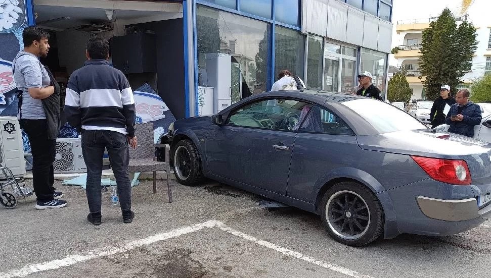 Alışveriş merkezinin cam vitrinine çarptı