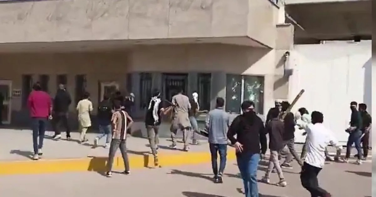 Pakistan'da eylemciler ABD'nin Karaçi Konsolosluğu'na girmeye çalıştı