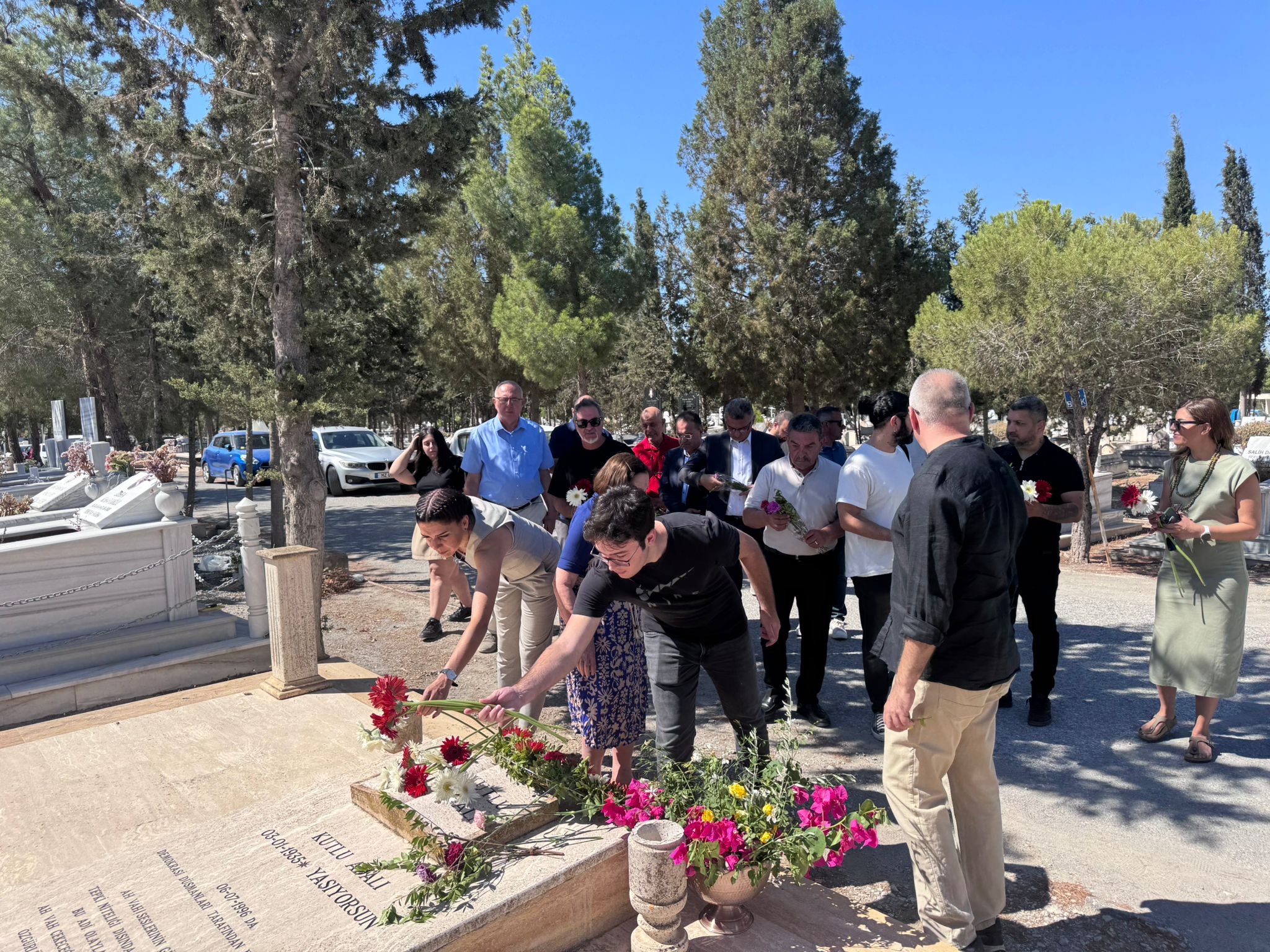Kutlu Adalı, 29. ölüm yıl dönümünde mezarı başında anıldı
