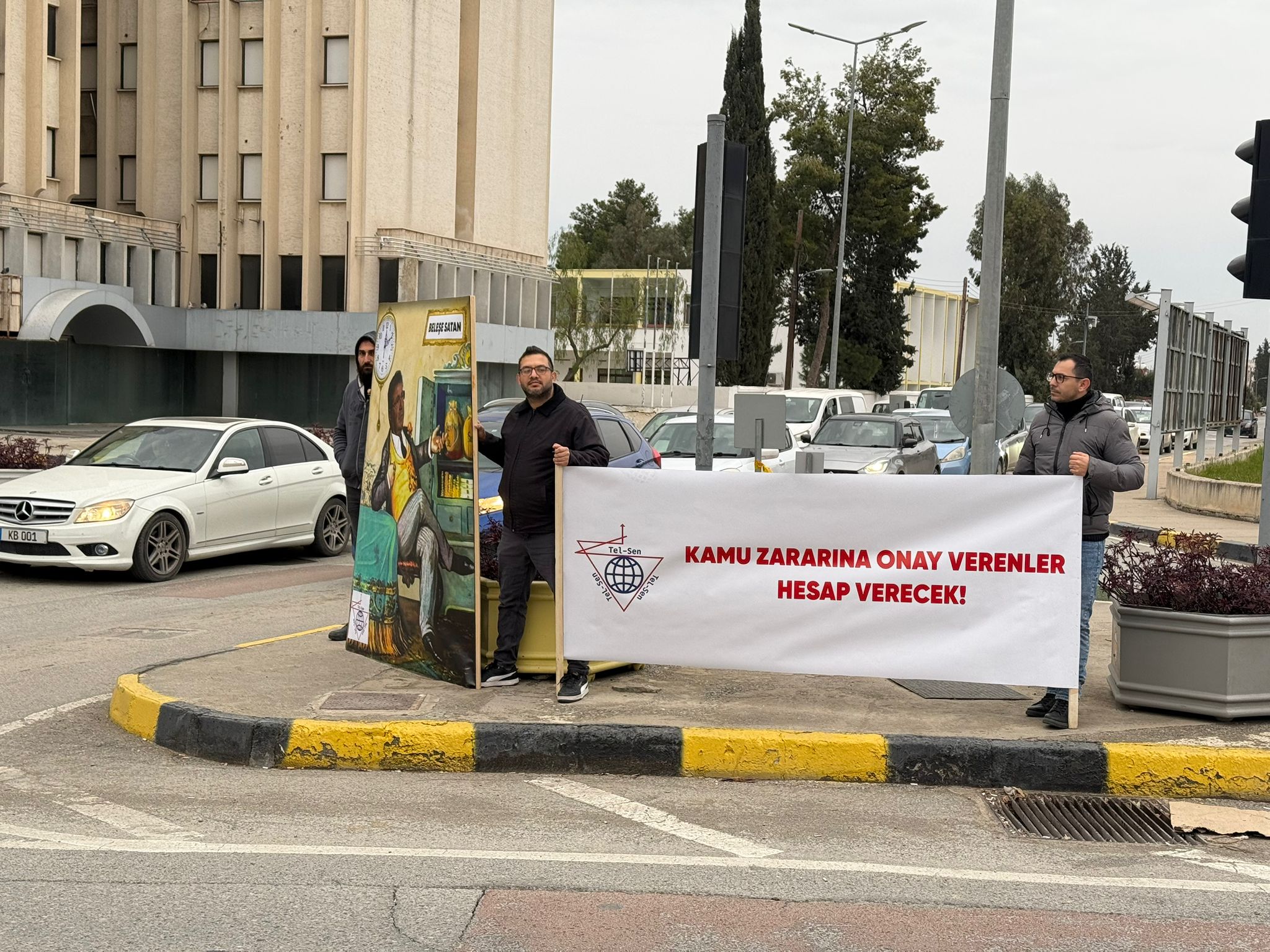 Tel-Sen, Başbakanlık ışıklarında pankart açarak bildiri dağıttı: Salı günü grev ve eylem