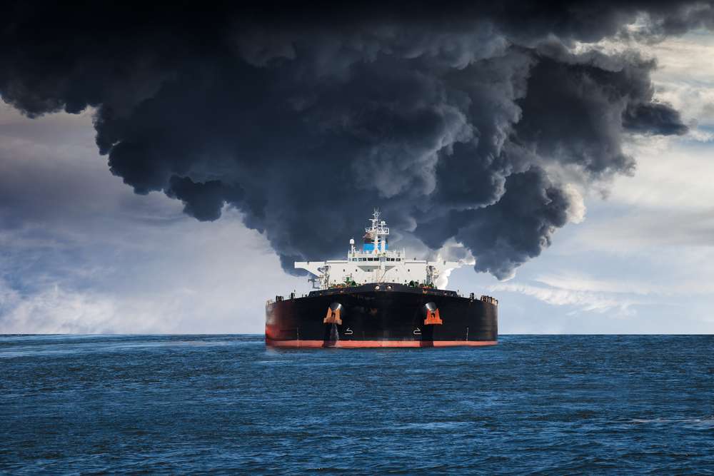 İran: Hürmüz Boğazı’nda süper tanker mayınlara çarparak alev aldı