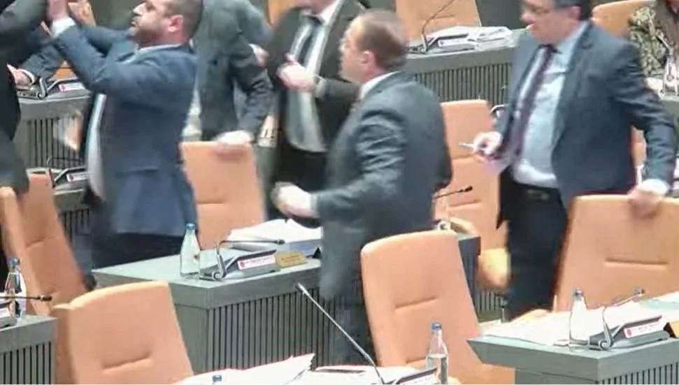 Meclis'te kavga: Savaşan ve Talat birbirine girdi