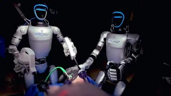 Robotlar ile canlı denekler üzerinde ameliyat yapıldı
