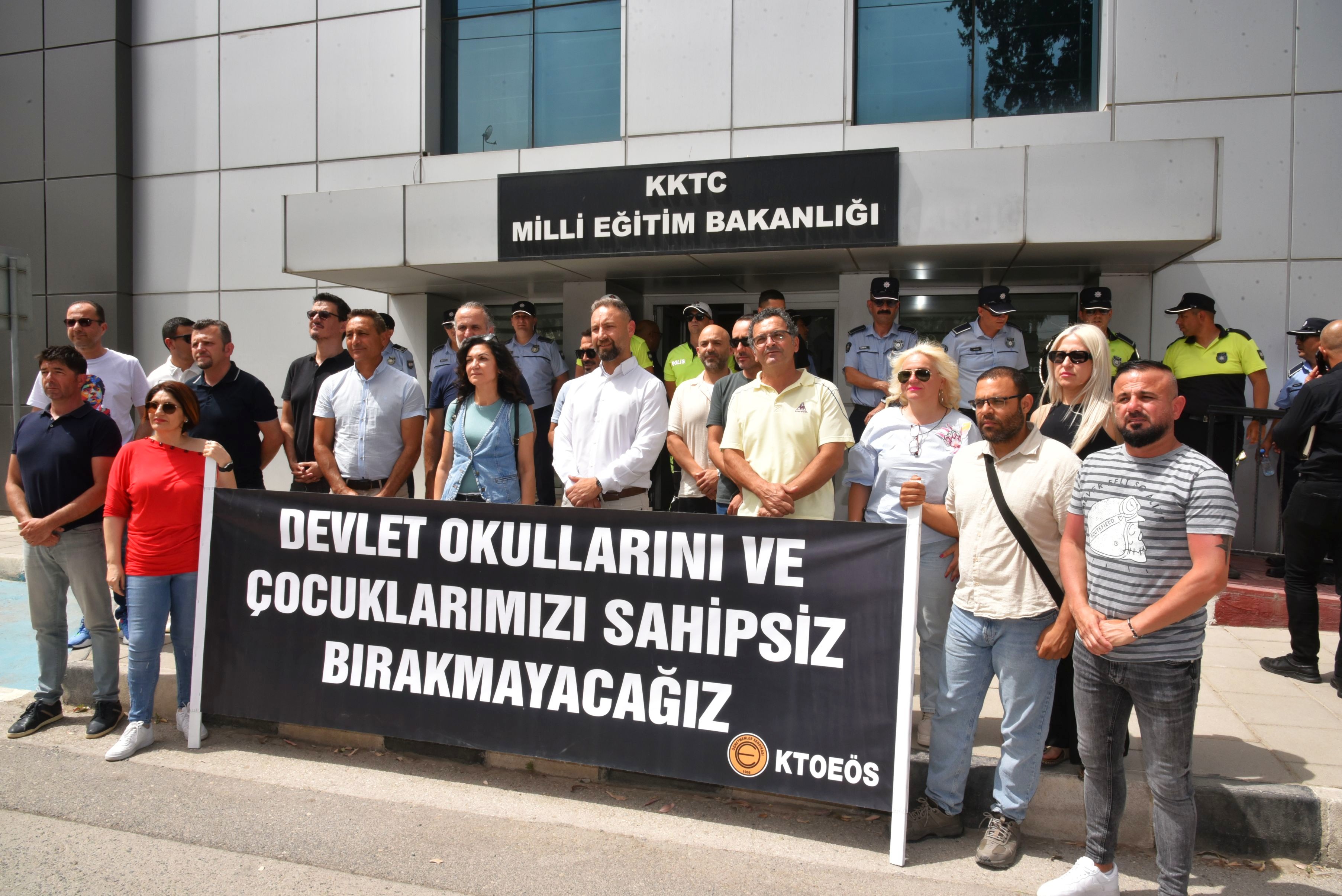 KTOEÖS ve KTÖS'ten ortak eylem: Devlet okullarını ve çocuklarımızı sahipsiz bırakmayacağız