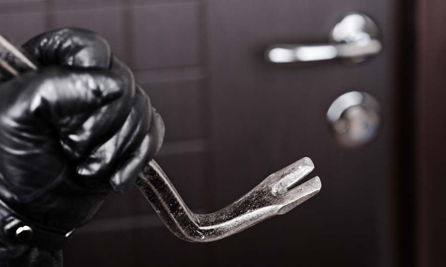 Gönyeli’de bir evden kasa ile birlikte yüklü miktarda para çalındı