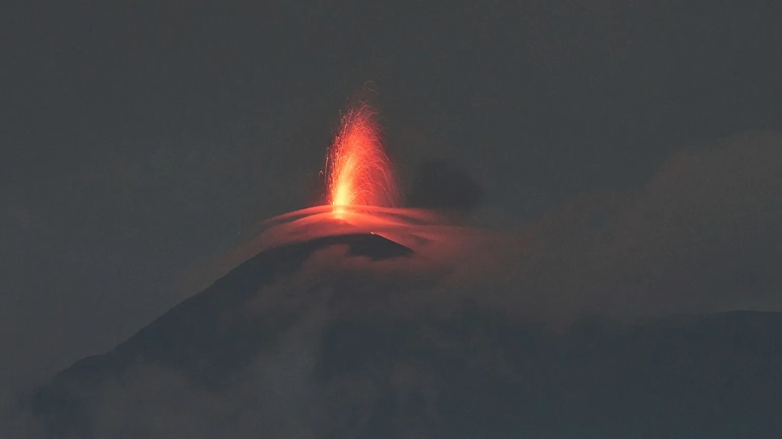 Guatemala'da Fuego Yanardağı patladı: 'Tehlike' alarmı verildi