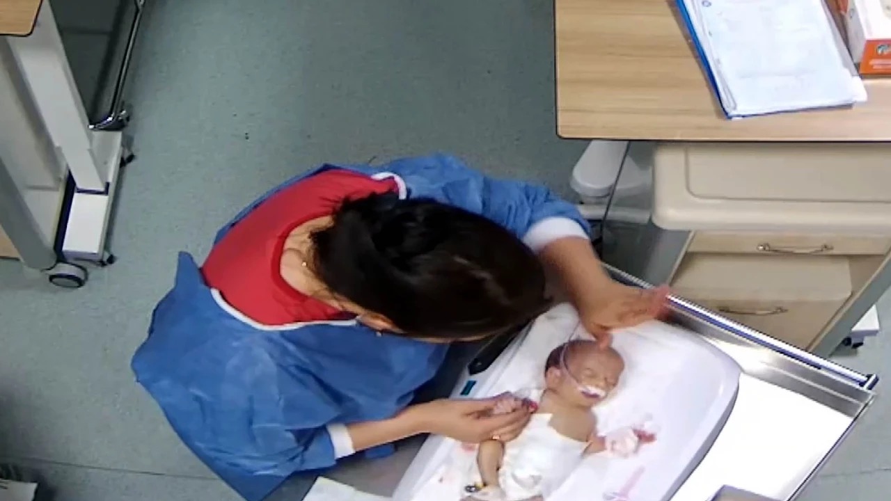 Türkiye’de dehşet… Hemşire 5 günlük bebeği dövdü, bacağını kırdı!