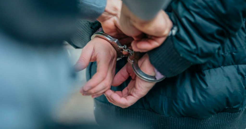 İkamet izinsiz 1, sarhoşken rahatsızlık vermekten 2 kişi tutuklandı