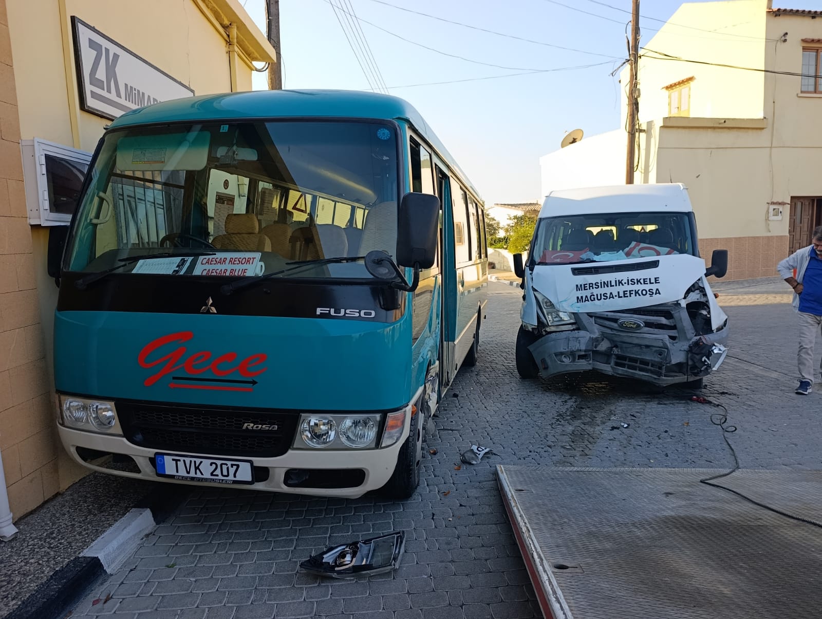 İskele’de iki otobüsün çarpıştığı kazada 4’ü çocuk 5 kişi yaralandı