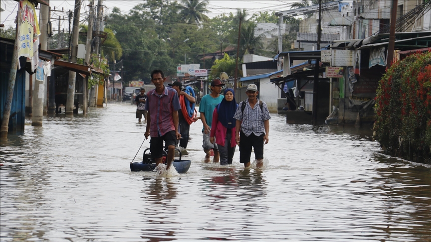 Endonezya'da ölenlerin sayısı 900'ü aştı