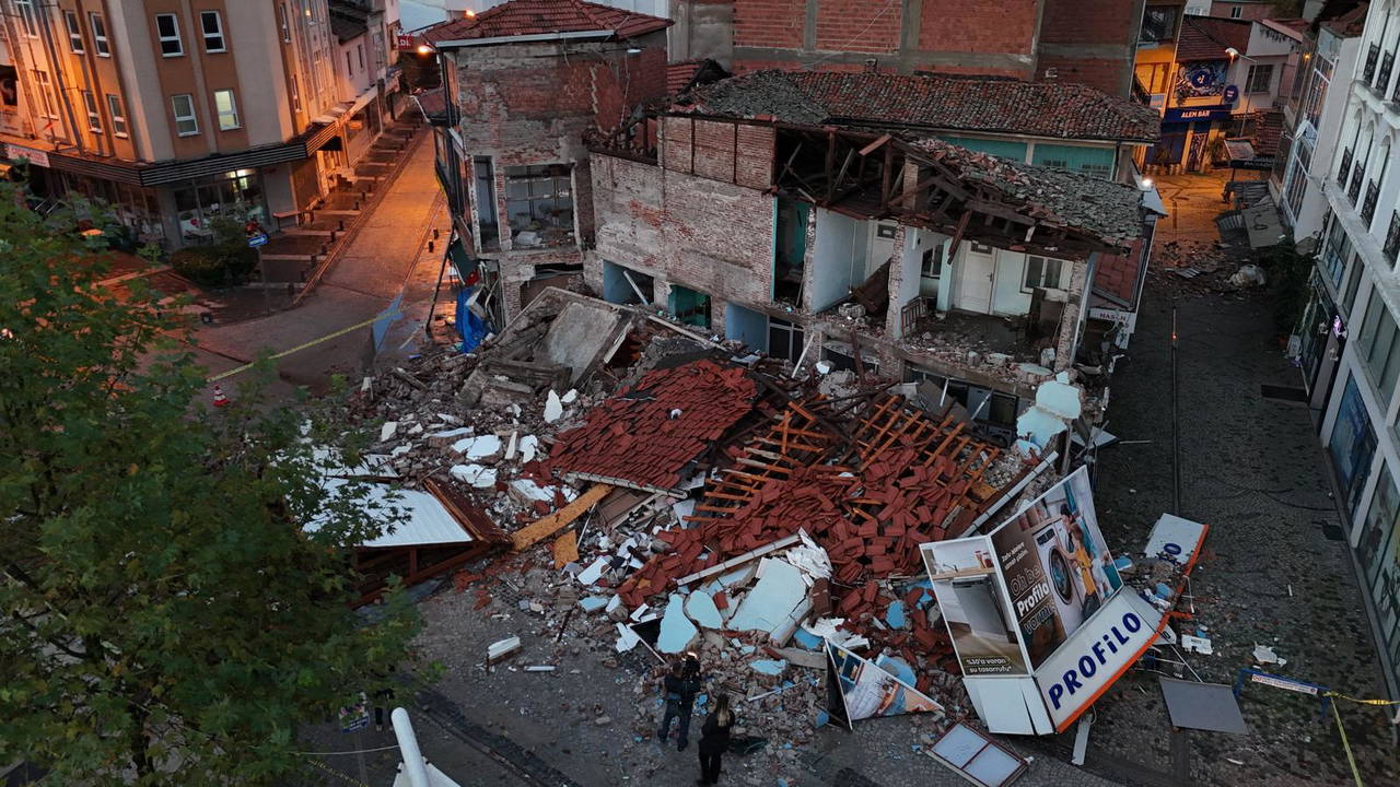 Sındırgı’da 6.1 büyüklüğünde deprem... Yıkılan ve hasar gören binalar görüntülendi