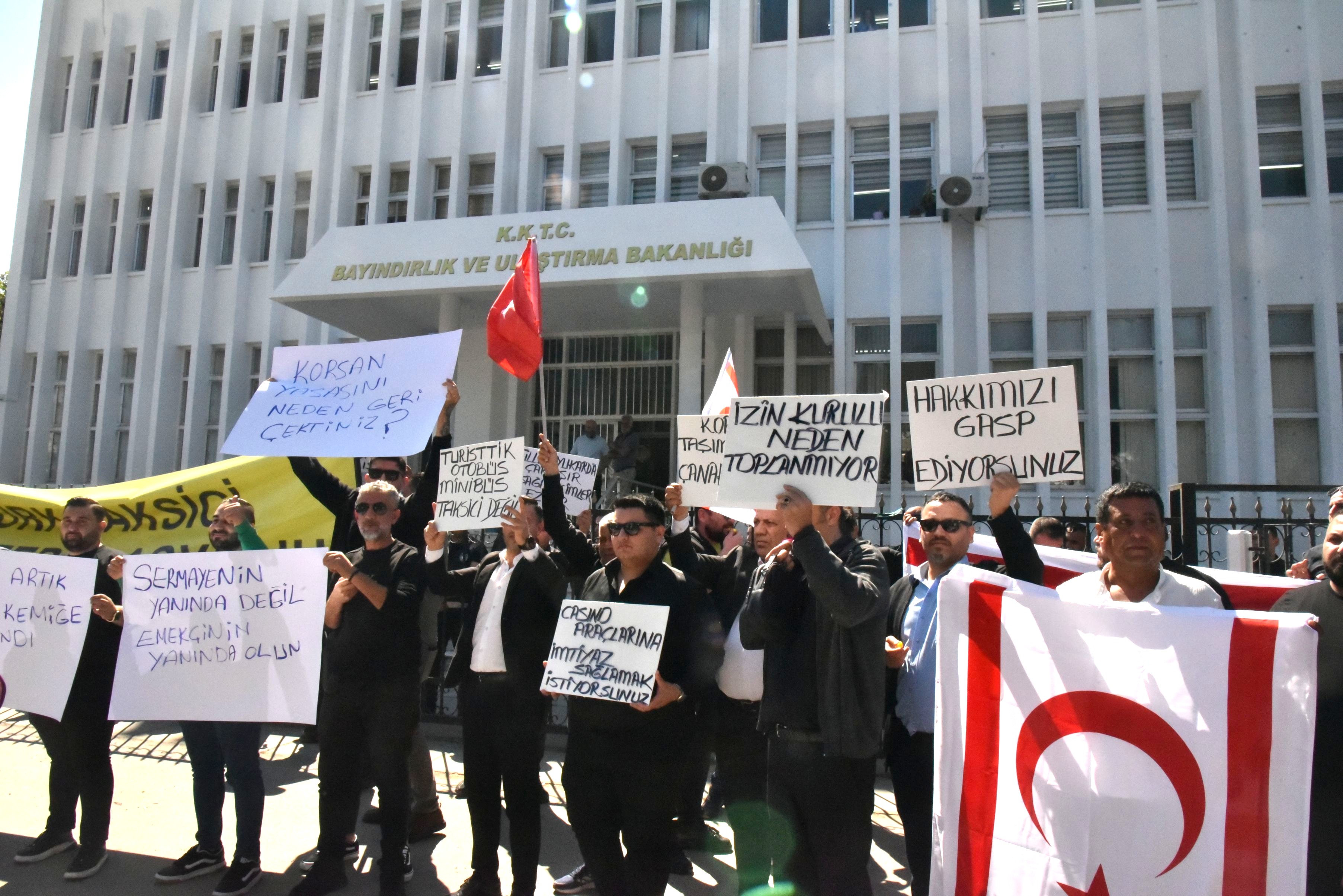 Taksicilerden eylem... 14 maddelik taleplerini Bakan Arıklı’ya ilettiler