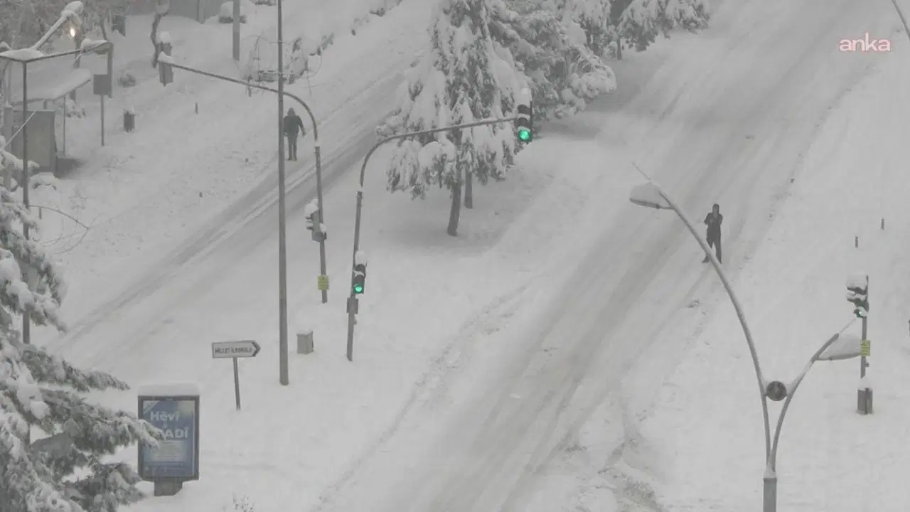 Diyarbakır’da kar hayatı felç etti: Yurttaşlar evlerinde mahsur, uçuşlar iptal
