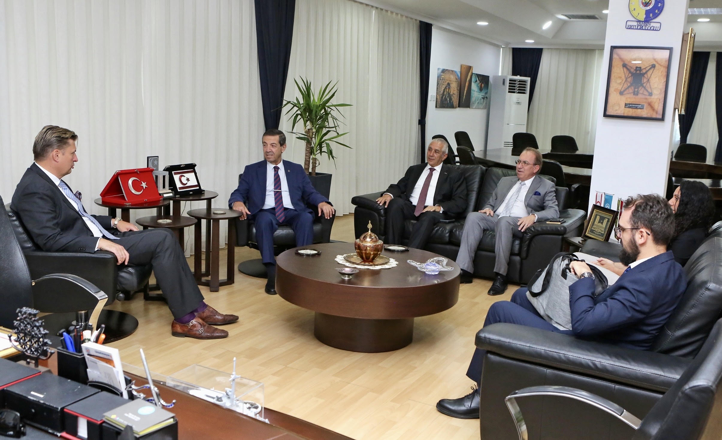 Dışişleri Bakanı Ertuğruloğlu, Alman Milletvekili Krah’ı kabul etti