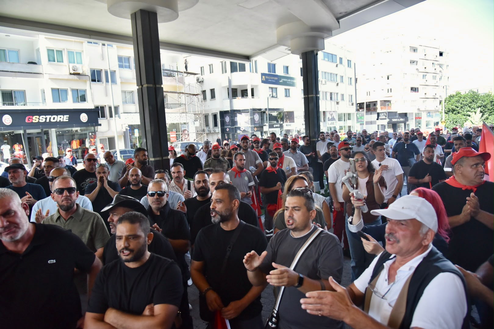 El-Sen ve destek veren sendikalardan Üstel’e otel önünde protesto