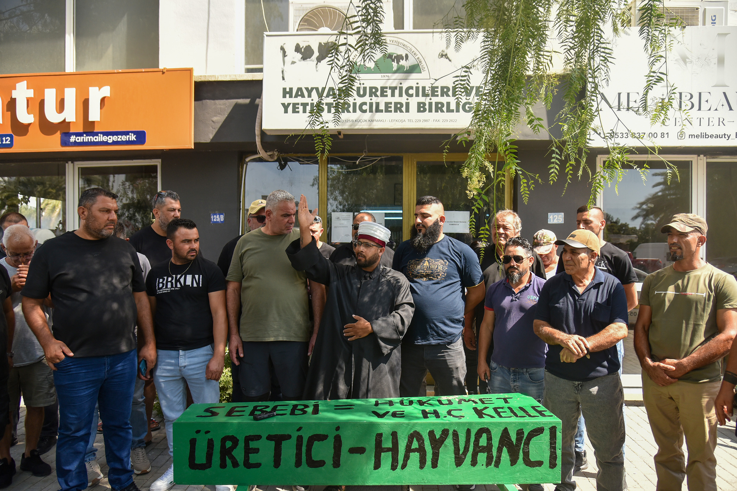 Hayvancılardan “Tabutlu, imamlı” eylem: Temsili cenaze töreni düzenlendi