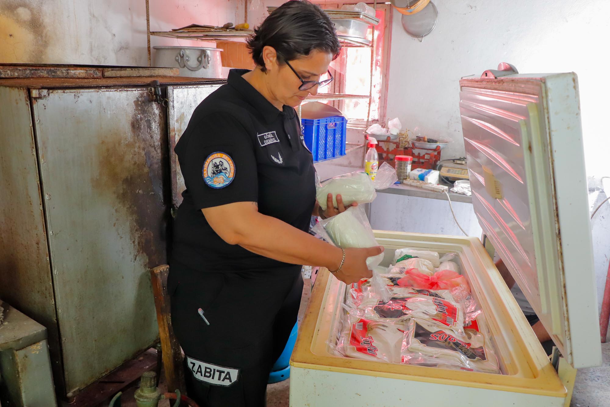 Gazimağusa Belediyesi kaçak gıda üretimi yapılan yeri mühürledi