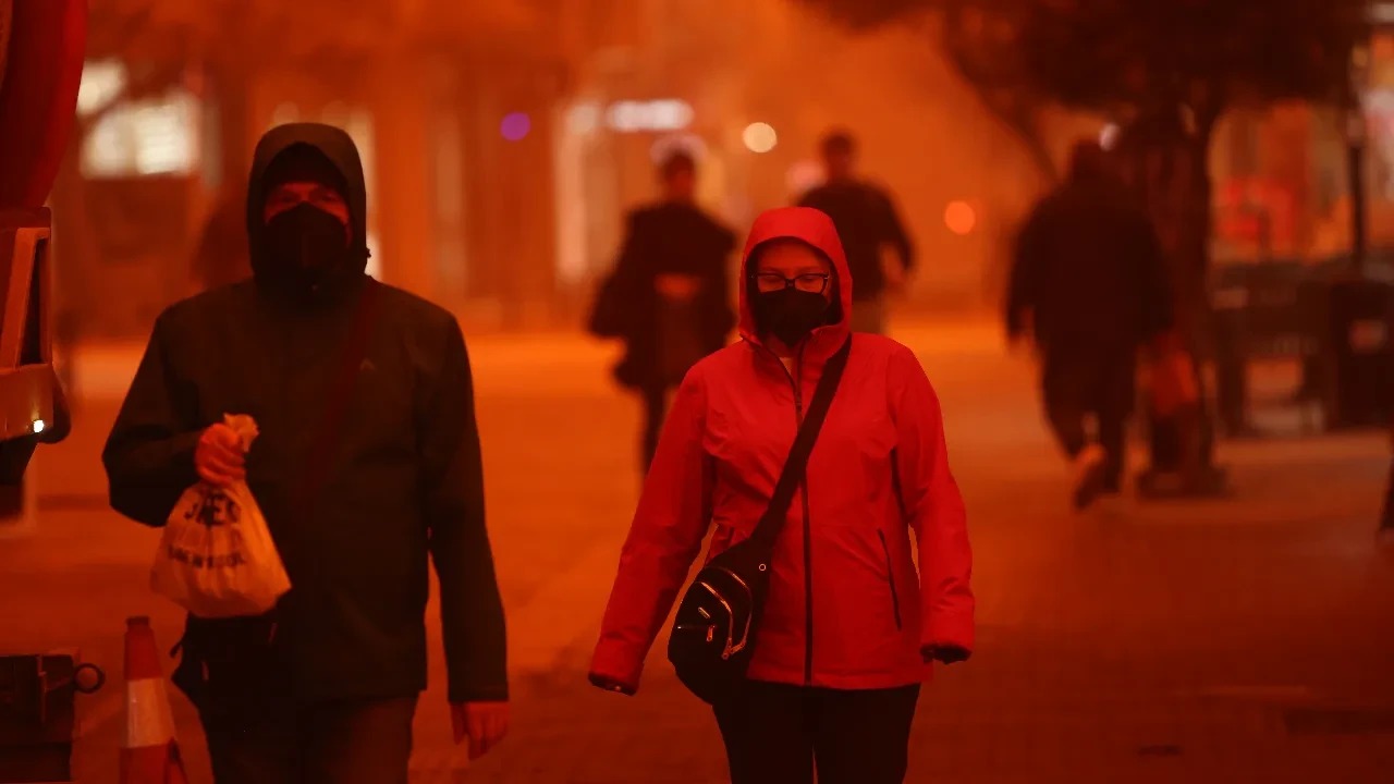 Girit’te çöl tozu: Gökyüzü kırmızıya büründü