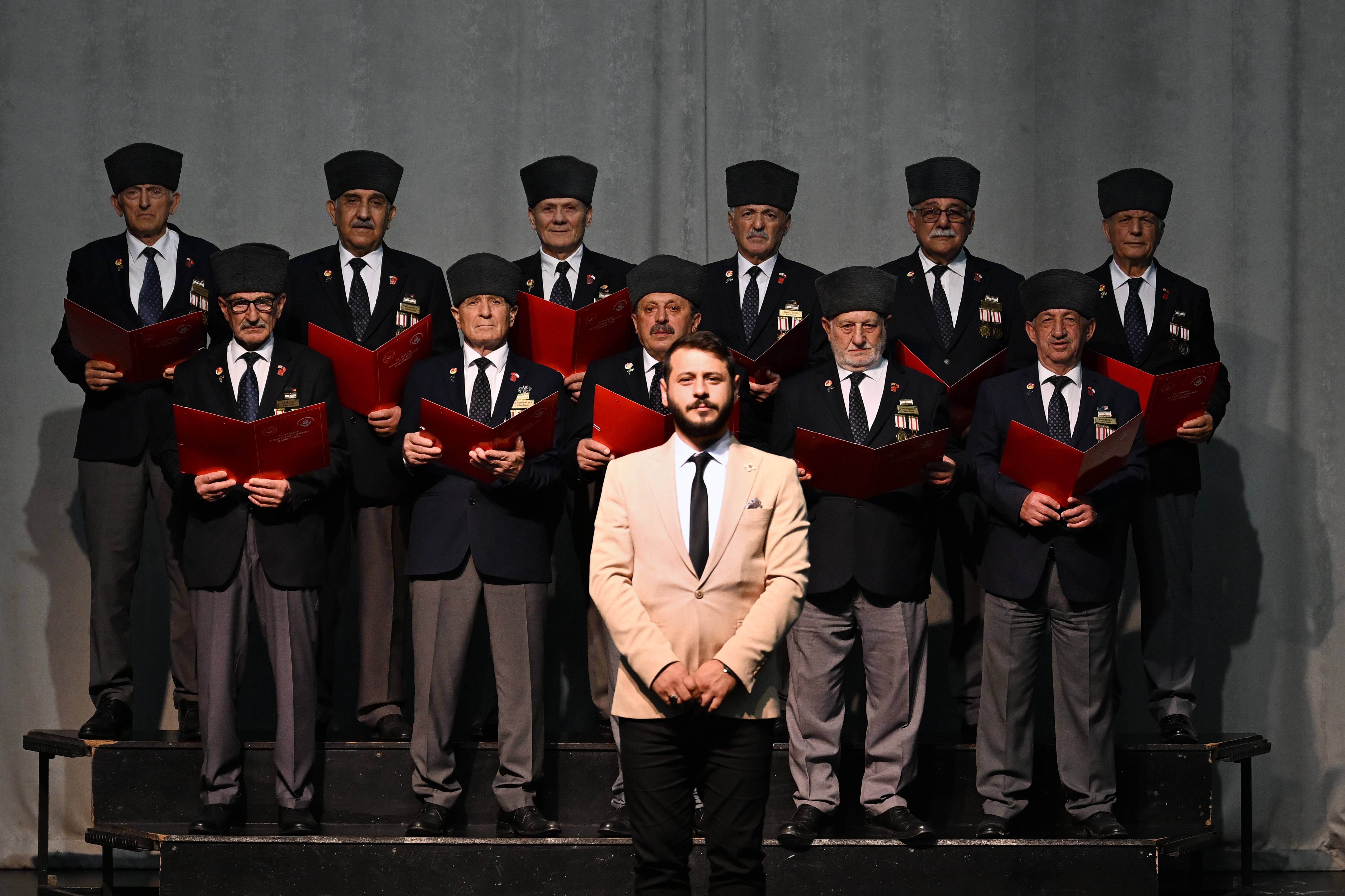 Kıbrıs gazilerinden oluşan koro kahramanlık ezgilerini seslendiriyor