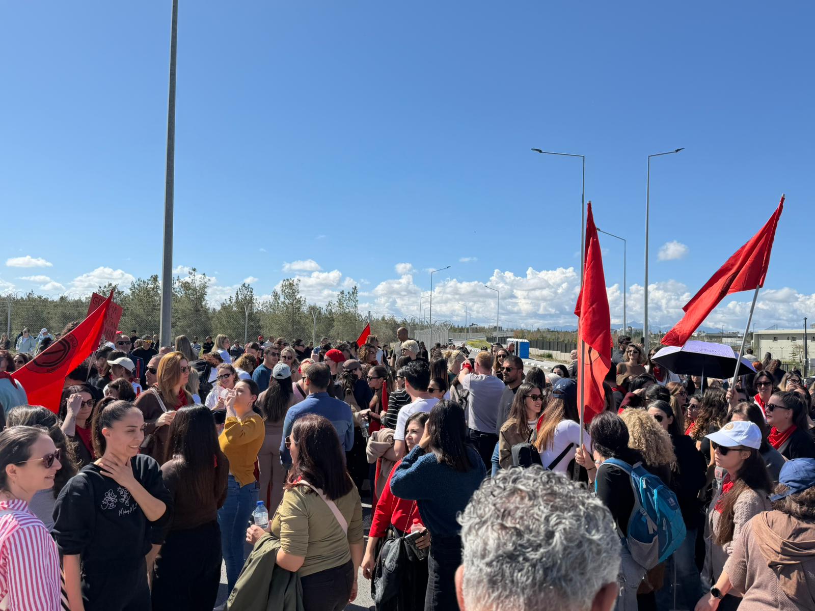 Genel greve giden sendikalar, Meclis önünde