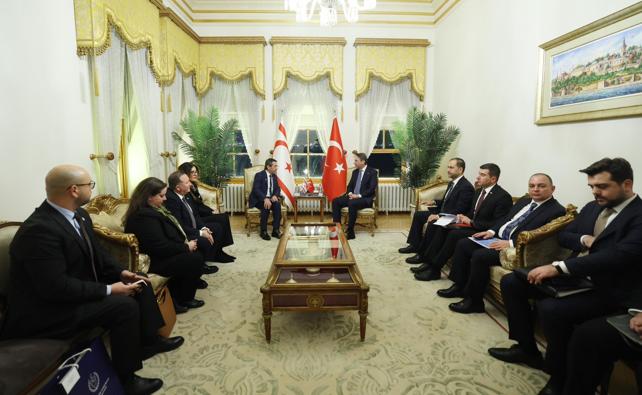 Dışişleri Bakanı Ertuğruloğlu, Türkiye Enerji ve Tabii Kaynaklar Bakanı Bayraktar ile görüştü