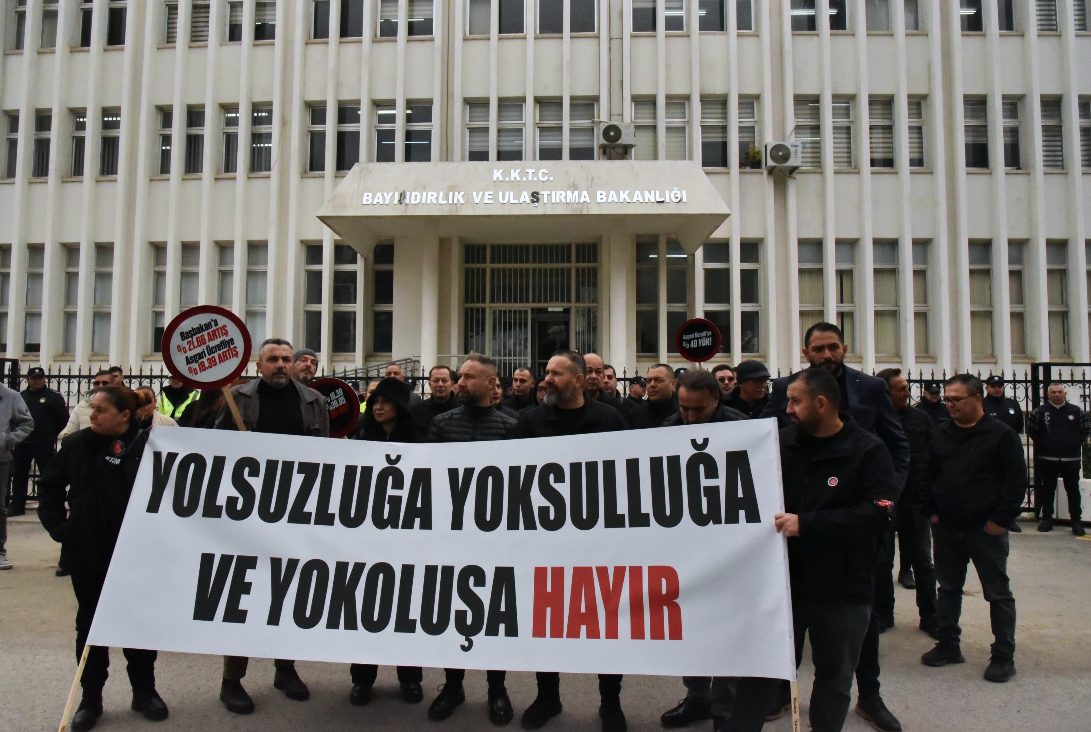 Sendikalar eylem yaptı: Hükümet istifa edinceye kadar mücadeleyi sürdüreceğiz