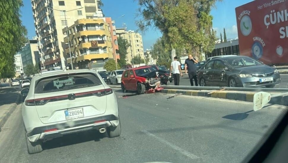 Lefkoşa’da araç refüje çıktı, aydınlatma direğini devirdi