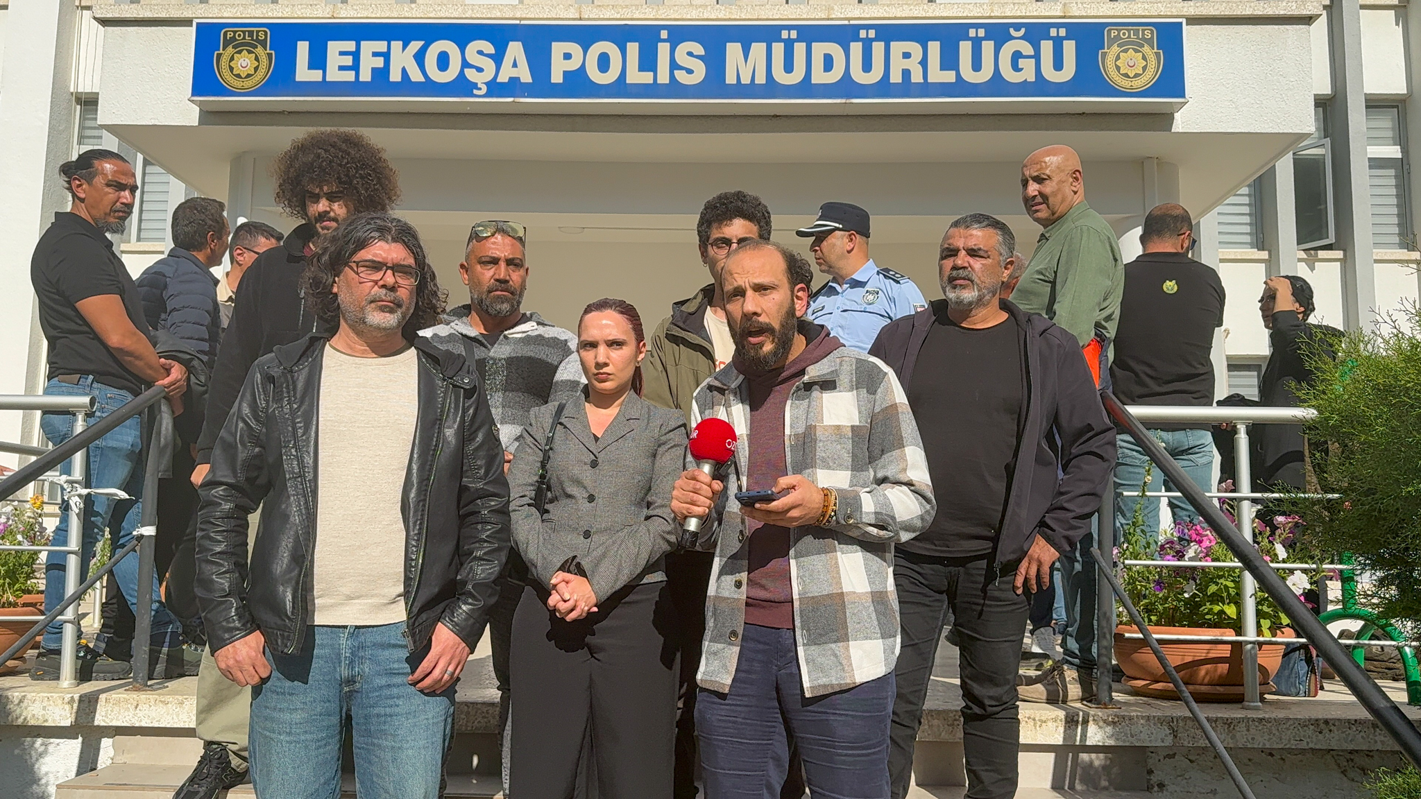 Emir uçakla gelmiştir!