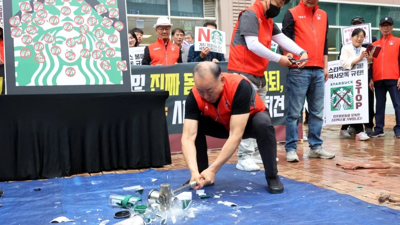Reklam skandalı başlarını yaktı: Starbucks'a polis baskını