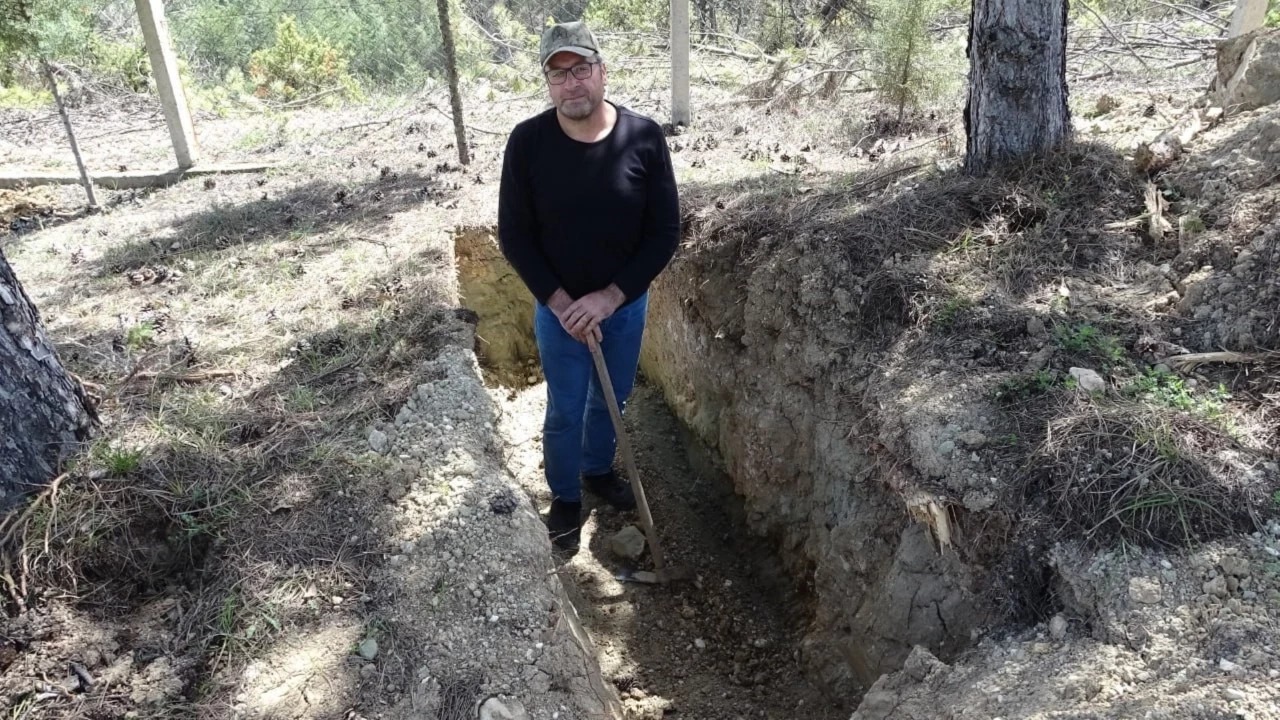 Dokuz kez ölümden döndü, kendi mezarını kazdı