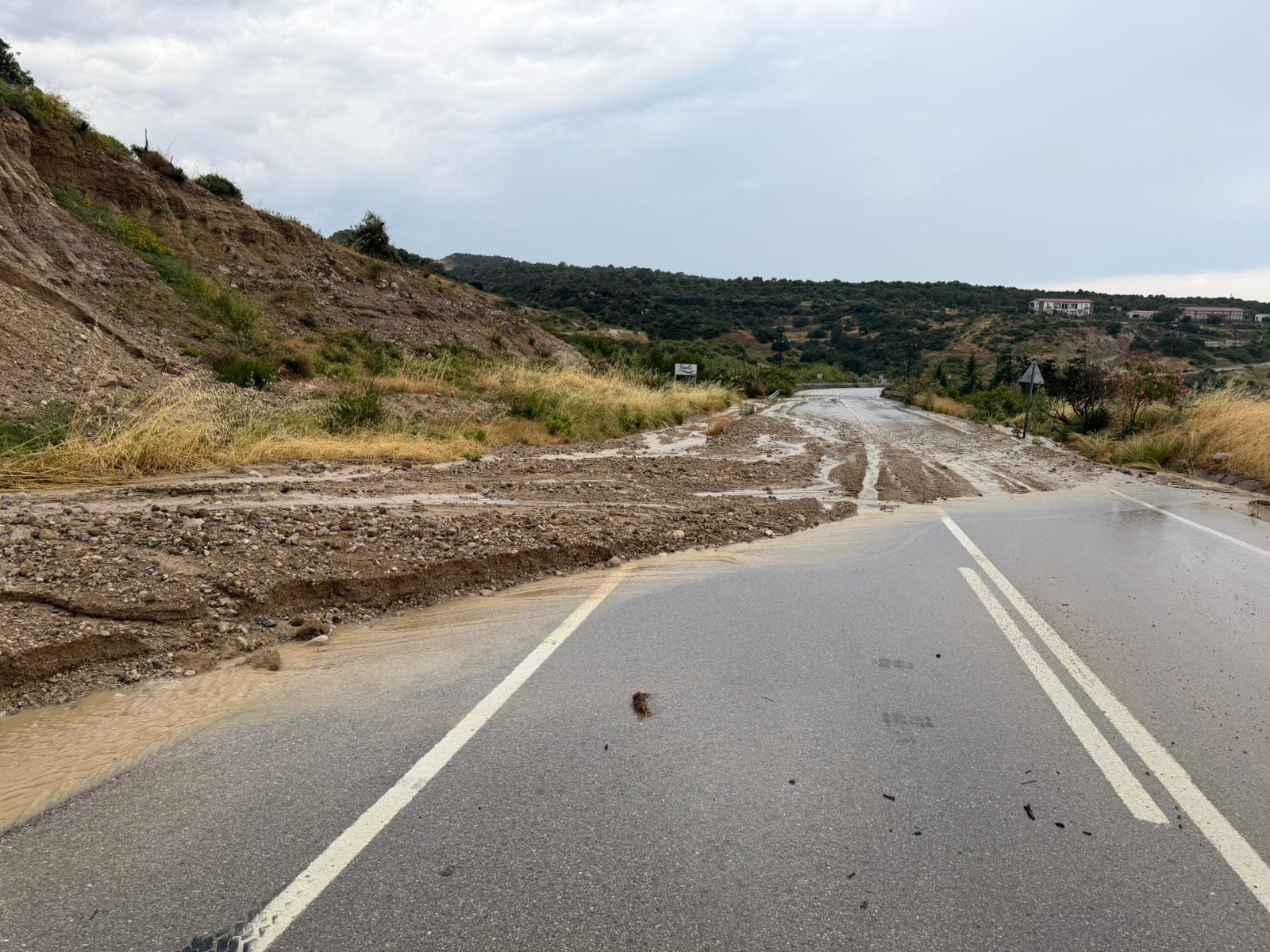 Polisten Kuzey Sahil Yolu’nda çamur ve taş uyarısı