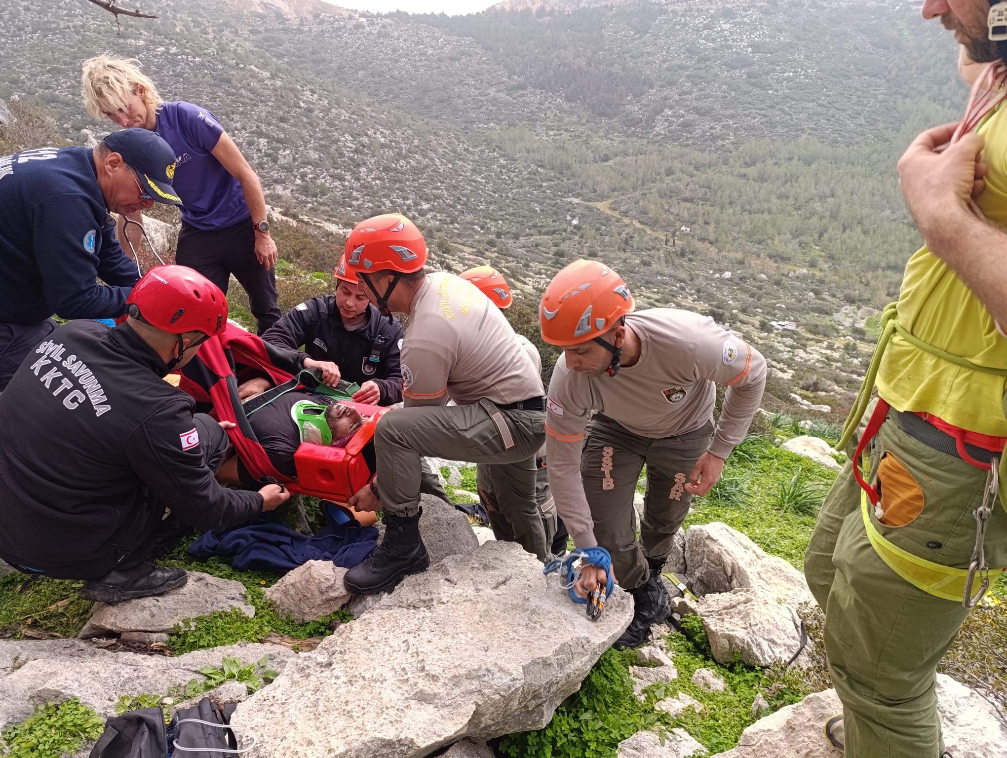 Dağa tırmanış yaparken düşüp yaralanan kişi kurtarıldı