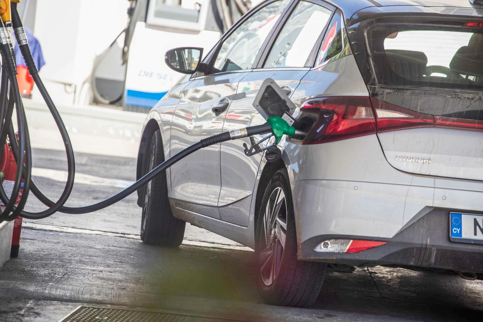 Güney’de panik… Rum halkı market ve benzin istasyonlarına hücum etti