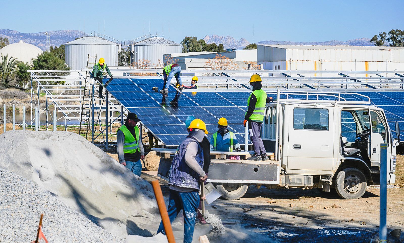 Haspolat Arıtma Tesisi’ne güneş enerji sistemi kurma çalışmaları sürüyor