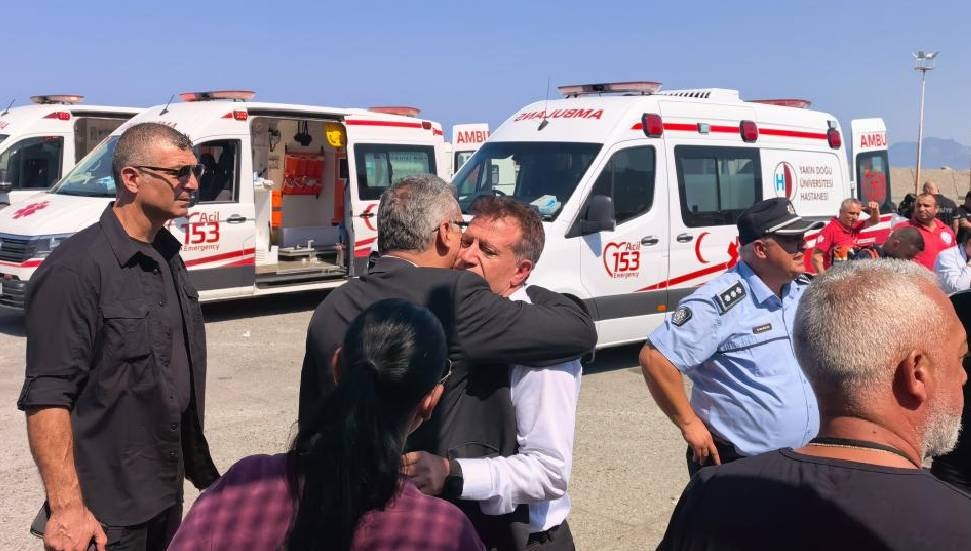 Tartışılan fotoğraf için Erhürman’dan açıklama: İnsanlara sarılmaktan utanmam