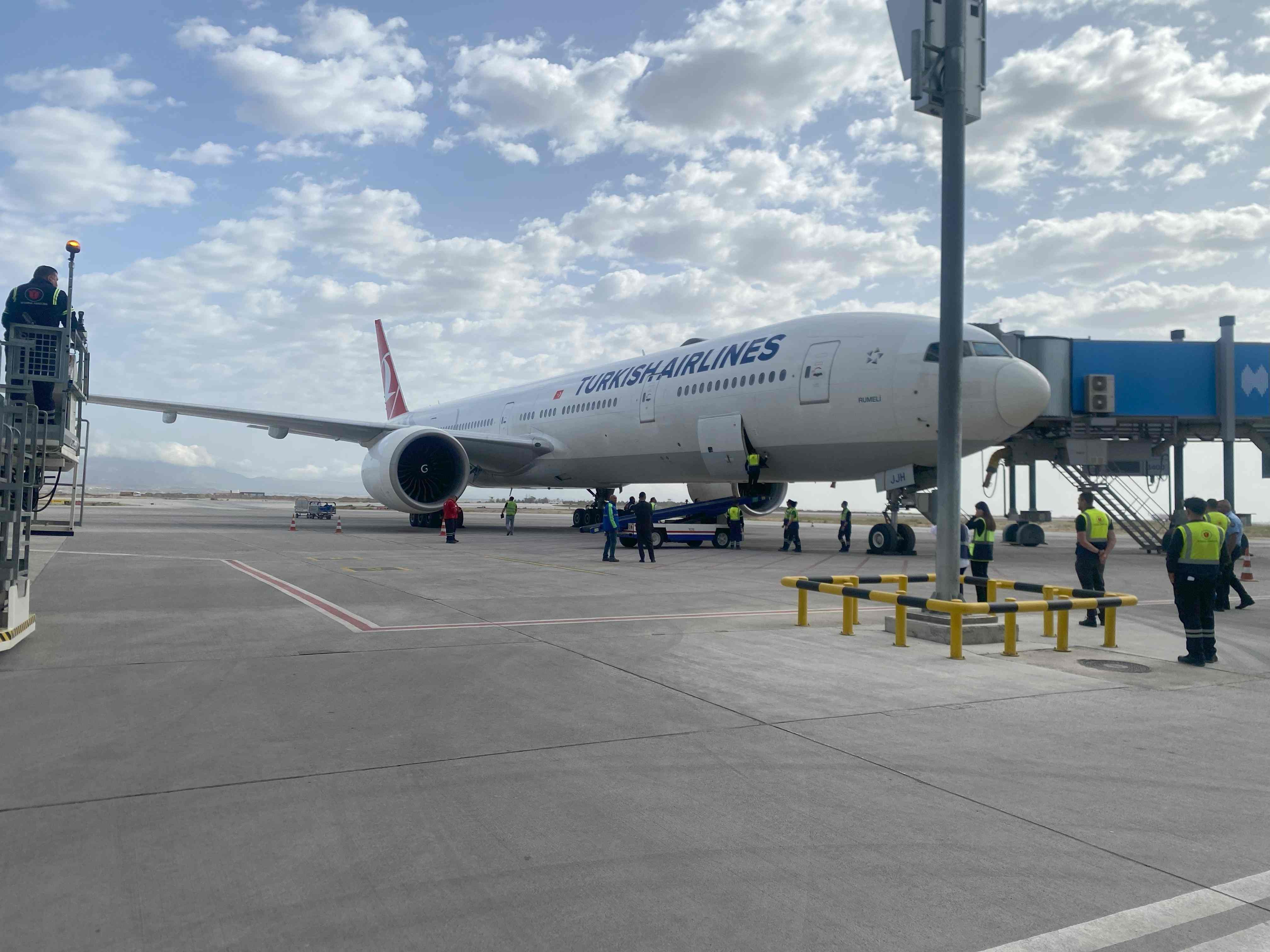 THY’nin ikinci geniş gövdeli Boeing 777 uçağı Ercan Havalimanı’na indi