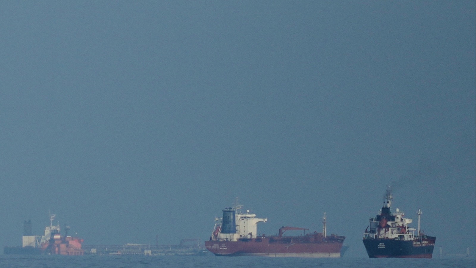 İran, Umman Denizi'nde bir konteyner gemisine ateş açtı
