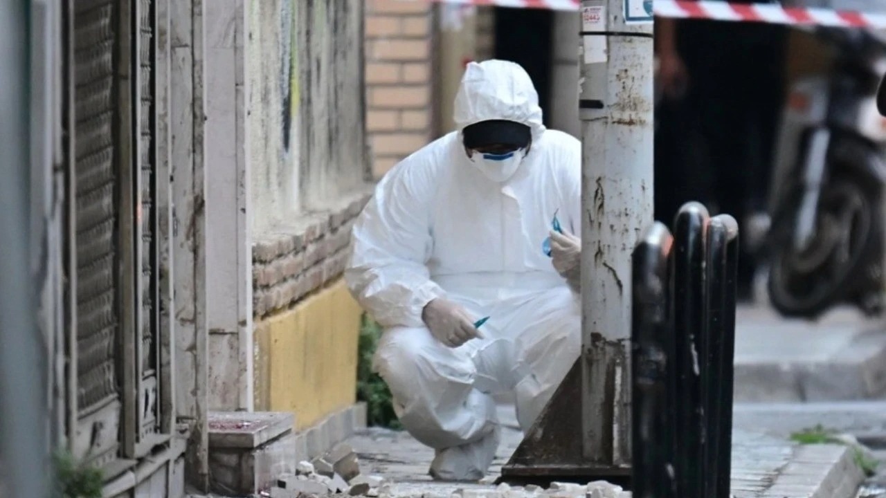 Atina'da şüpheli çanta patladı. 2'si polis 4 yaralı
