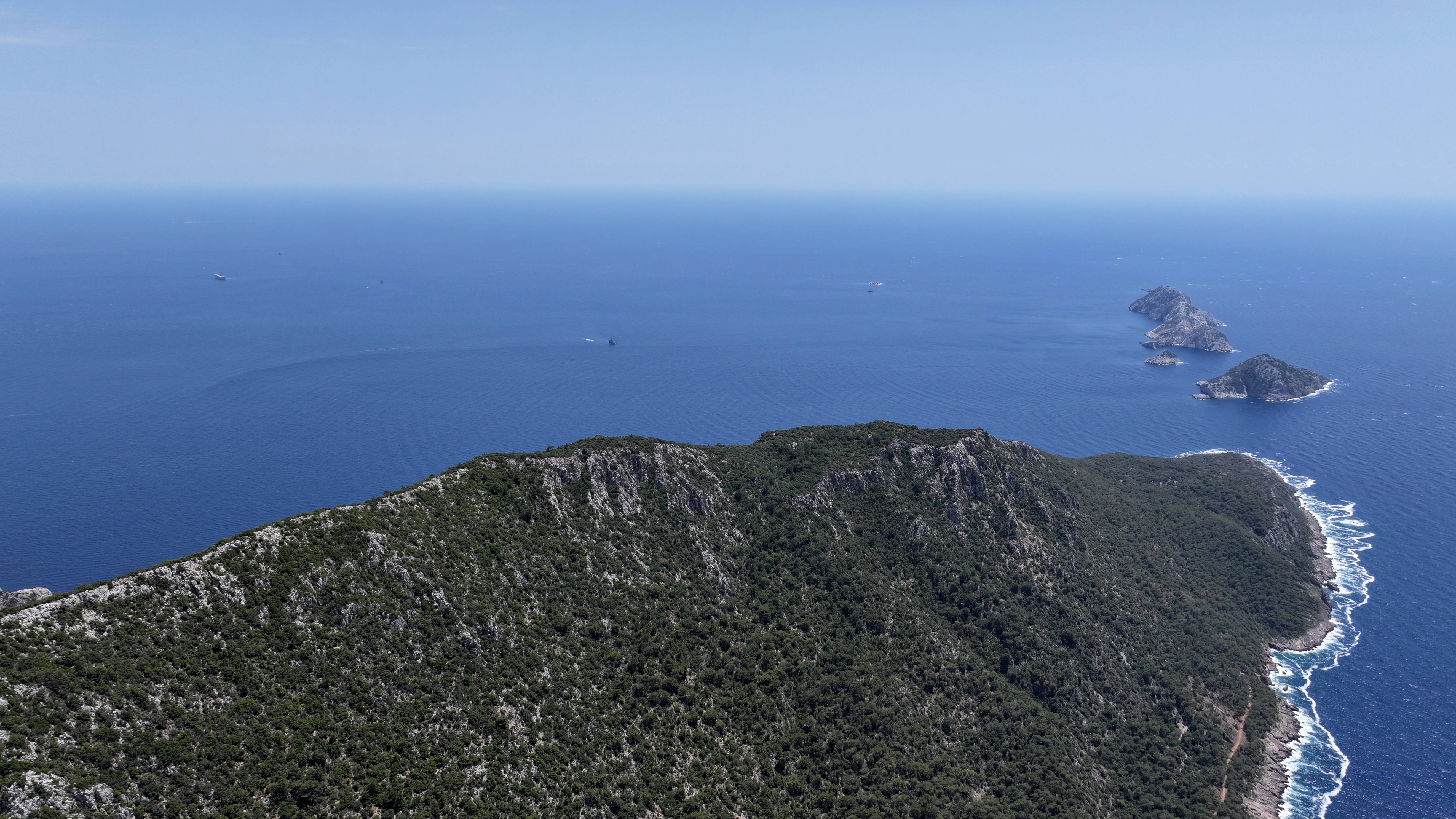 Türk Deniz Kuvvetlerine ait helikopter Antalya açıklarında acil iniş yaptı