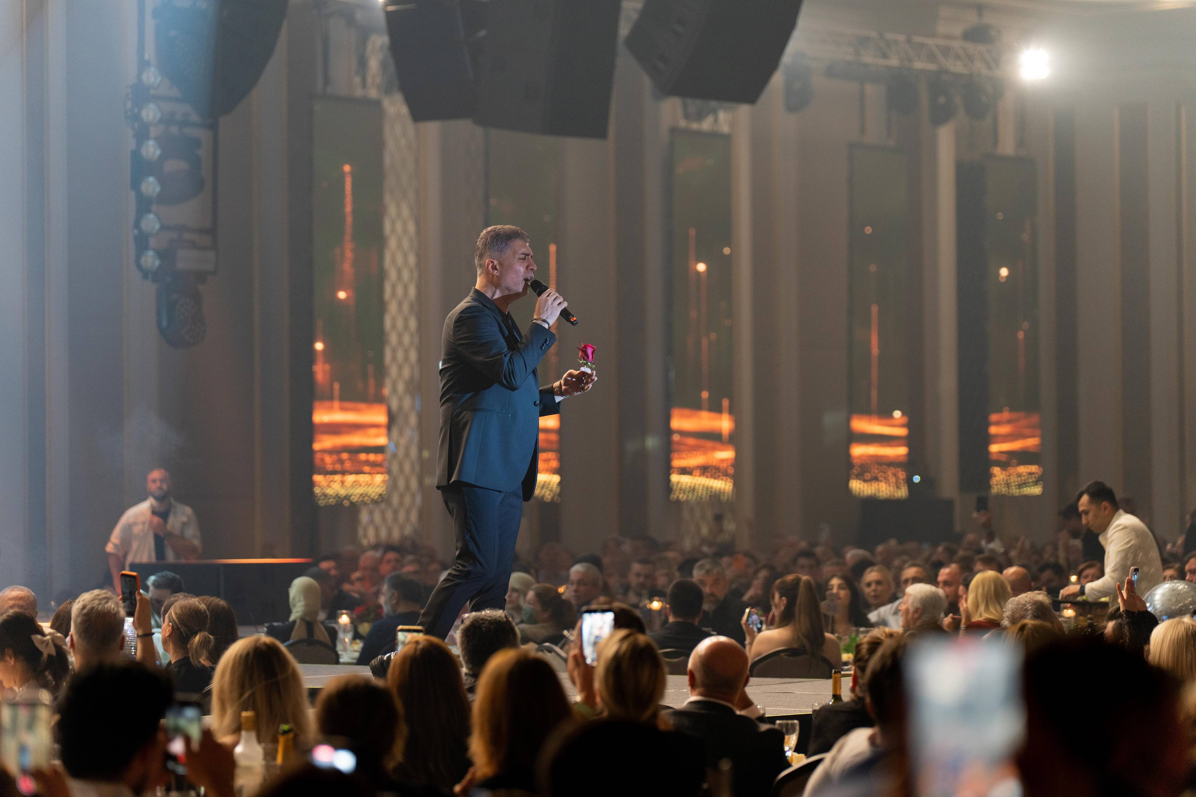 Özcan Deniz, Merit Royal Diamond’da romantizm rüzgârı estirdi