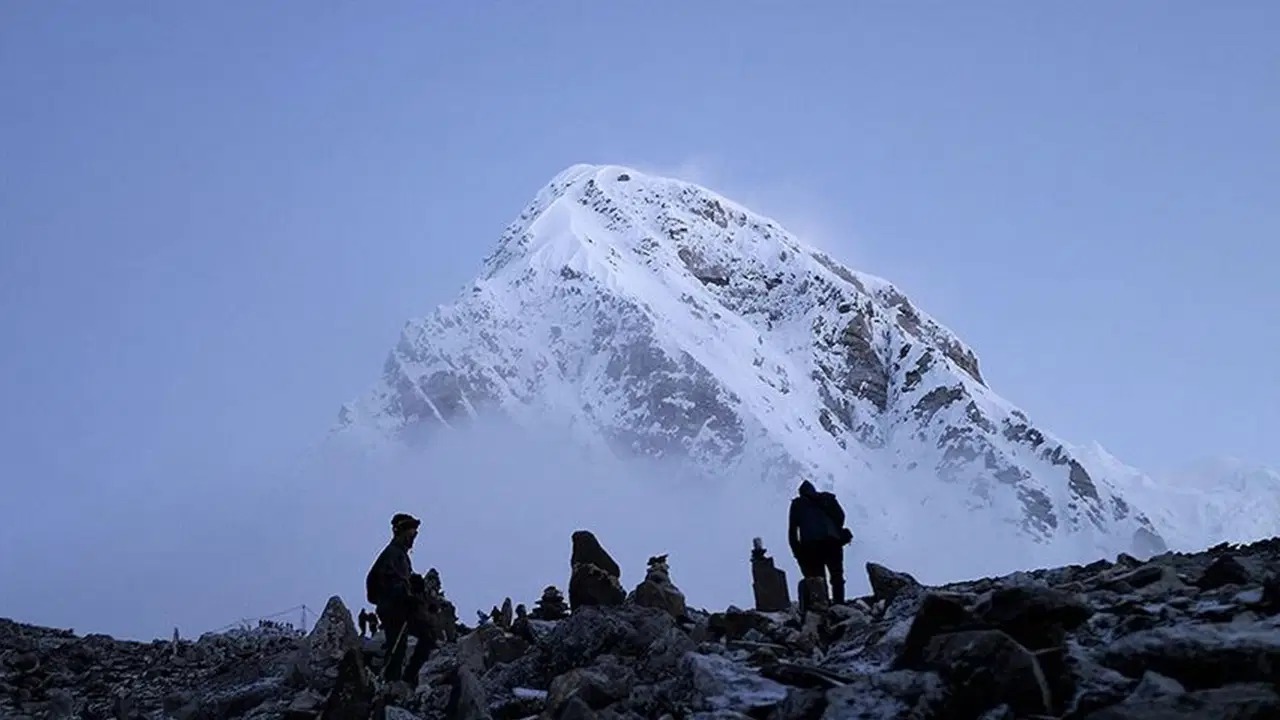 Everest Dağı'nda kar fırtınası: 1000 kişi mahsur kaldı