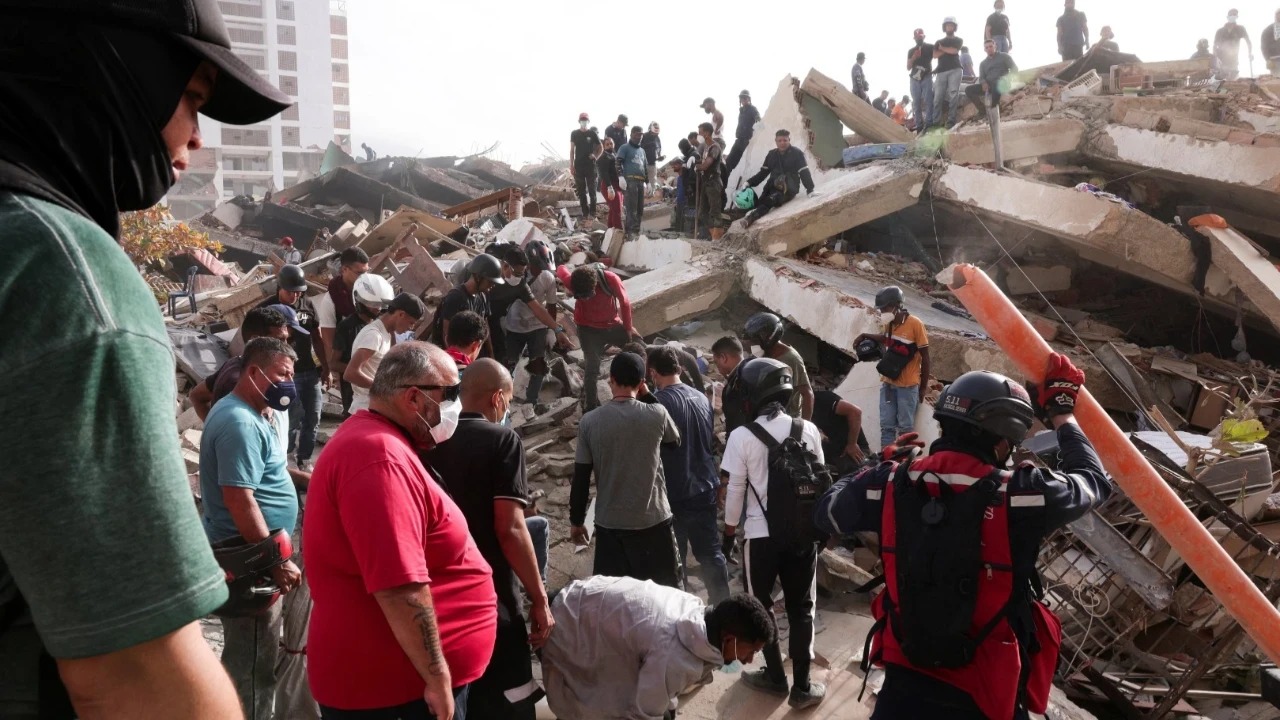 Deprem felaketinde zamanla yarış sürüyor