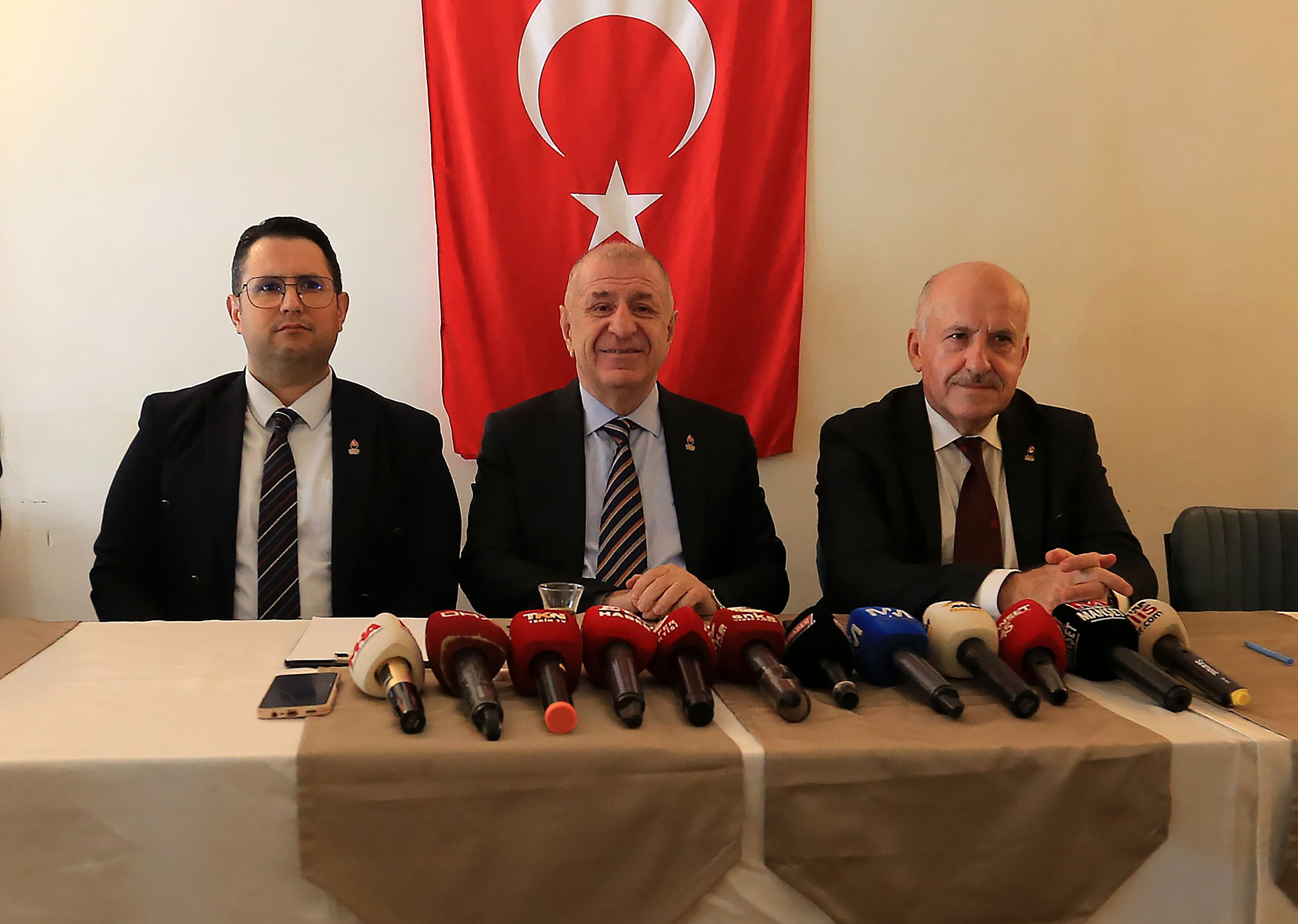 Özdağ: Kıbrıs Türk halkının iradesine herkes saygı duymak zorundadır