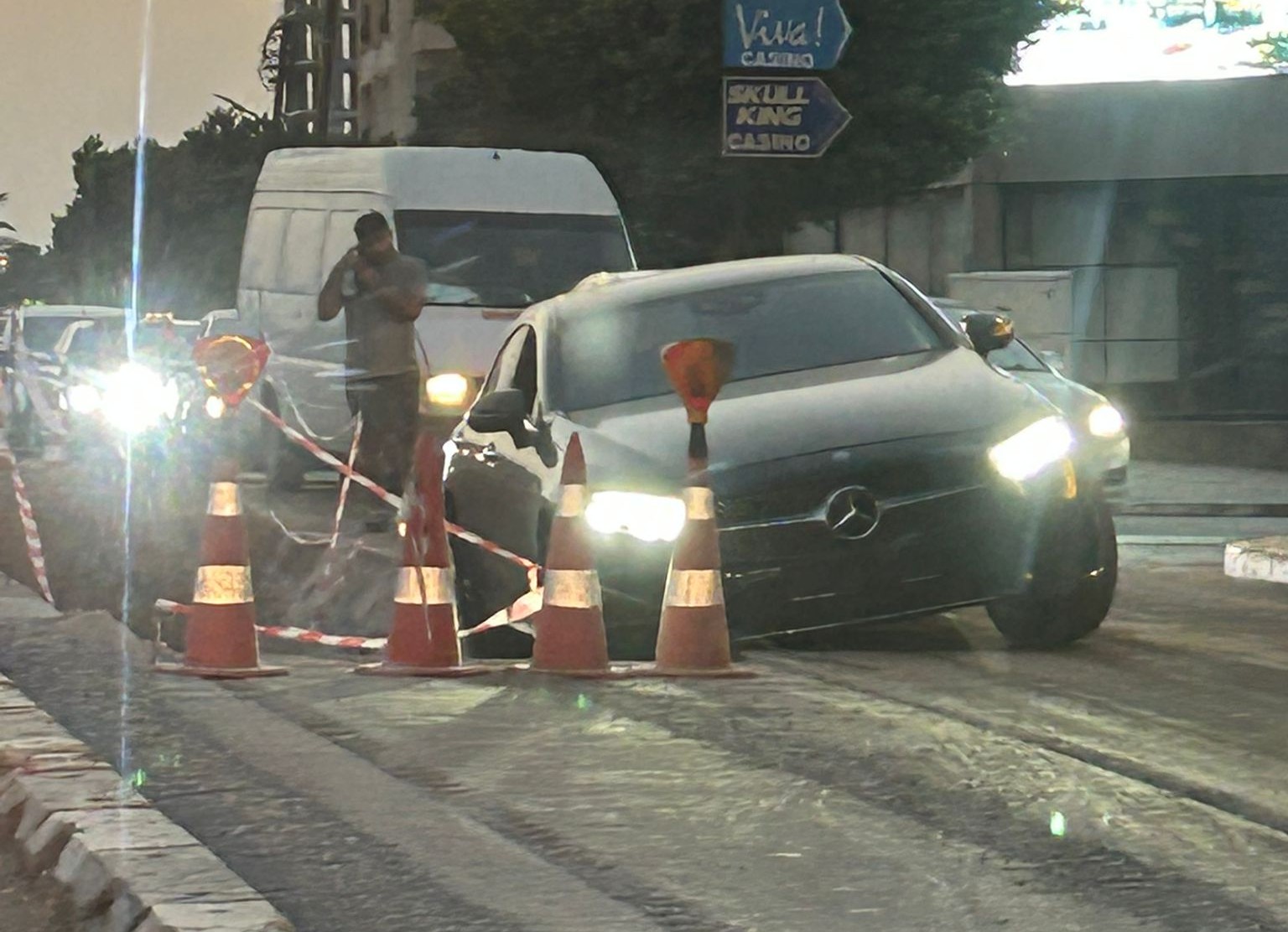 Alkollü sürücü etrafı şeritlerle çevrili çukura düştü