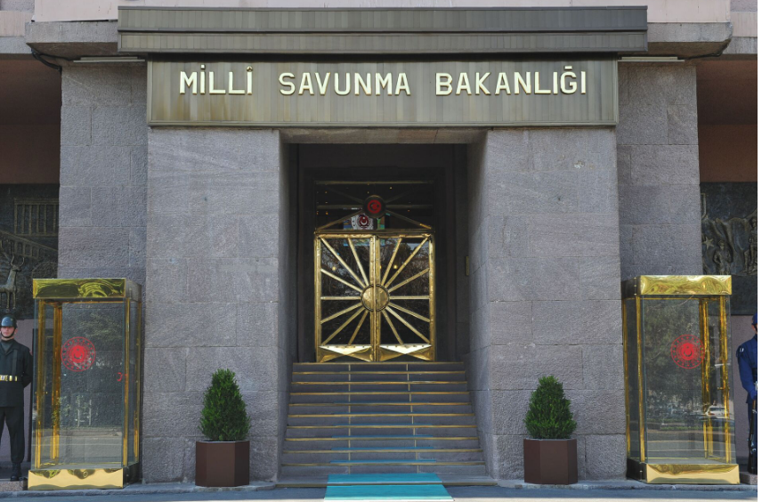 KKTC'de 661,5 metrekarelik Türk bayrağıyla paraşüt atlayışı yapılarak Türkiye rekoru kırıldı