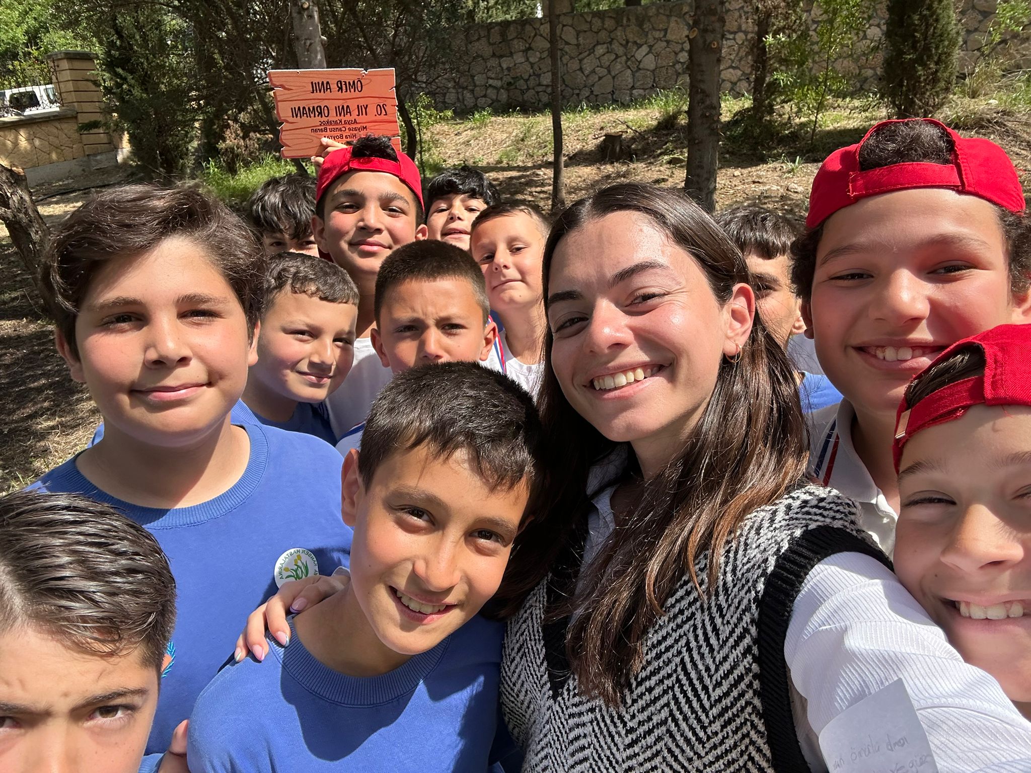 Öğrencilerden ağaç dikim etkinliği…