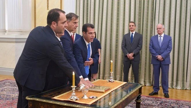 Yunanistan'da yeni kabine üyeleri yemin ederek göreve başladı