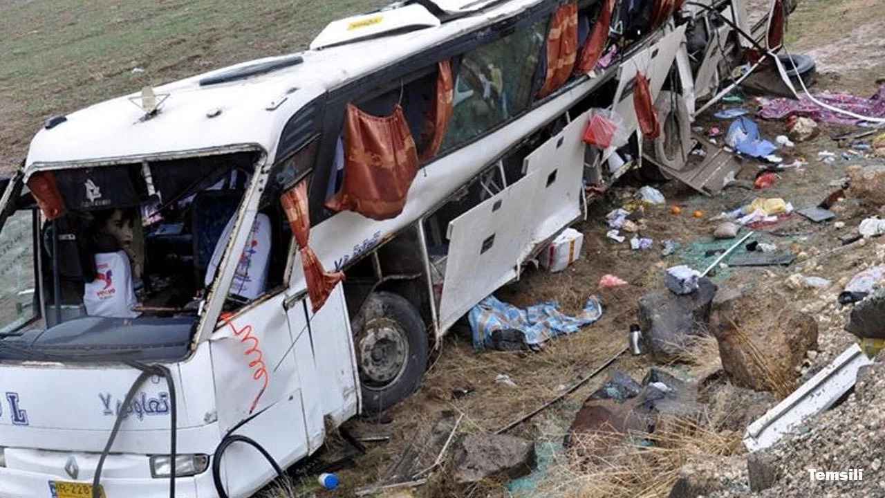 İran'da otobüs kazasında 13 kişi hayatını kaybetti