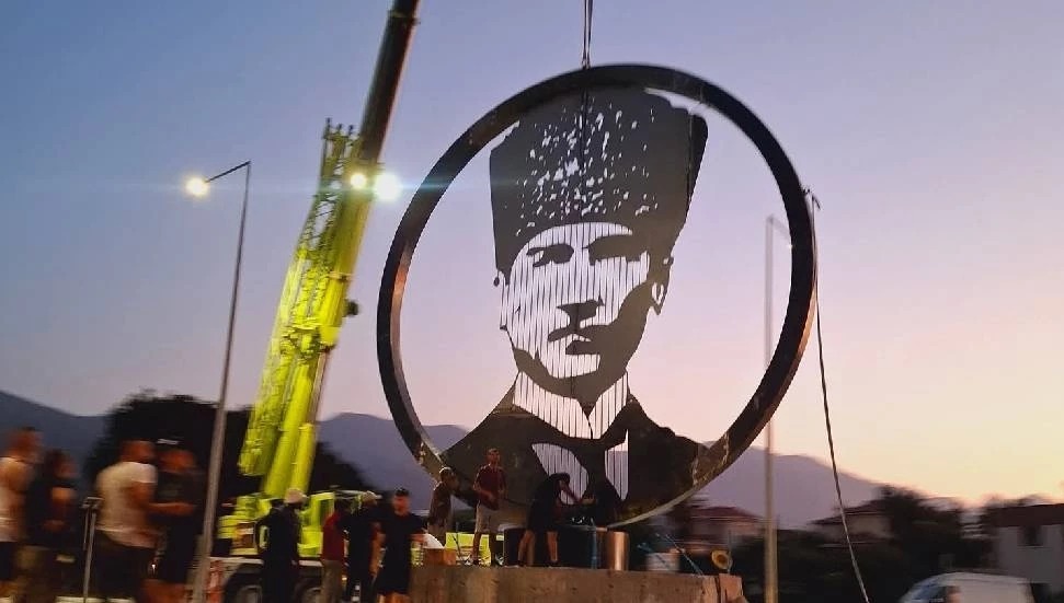 Alsancak’ın girişine 7 tonluk Atatürk portresi