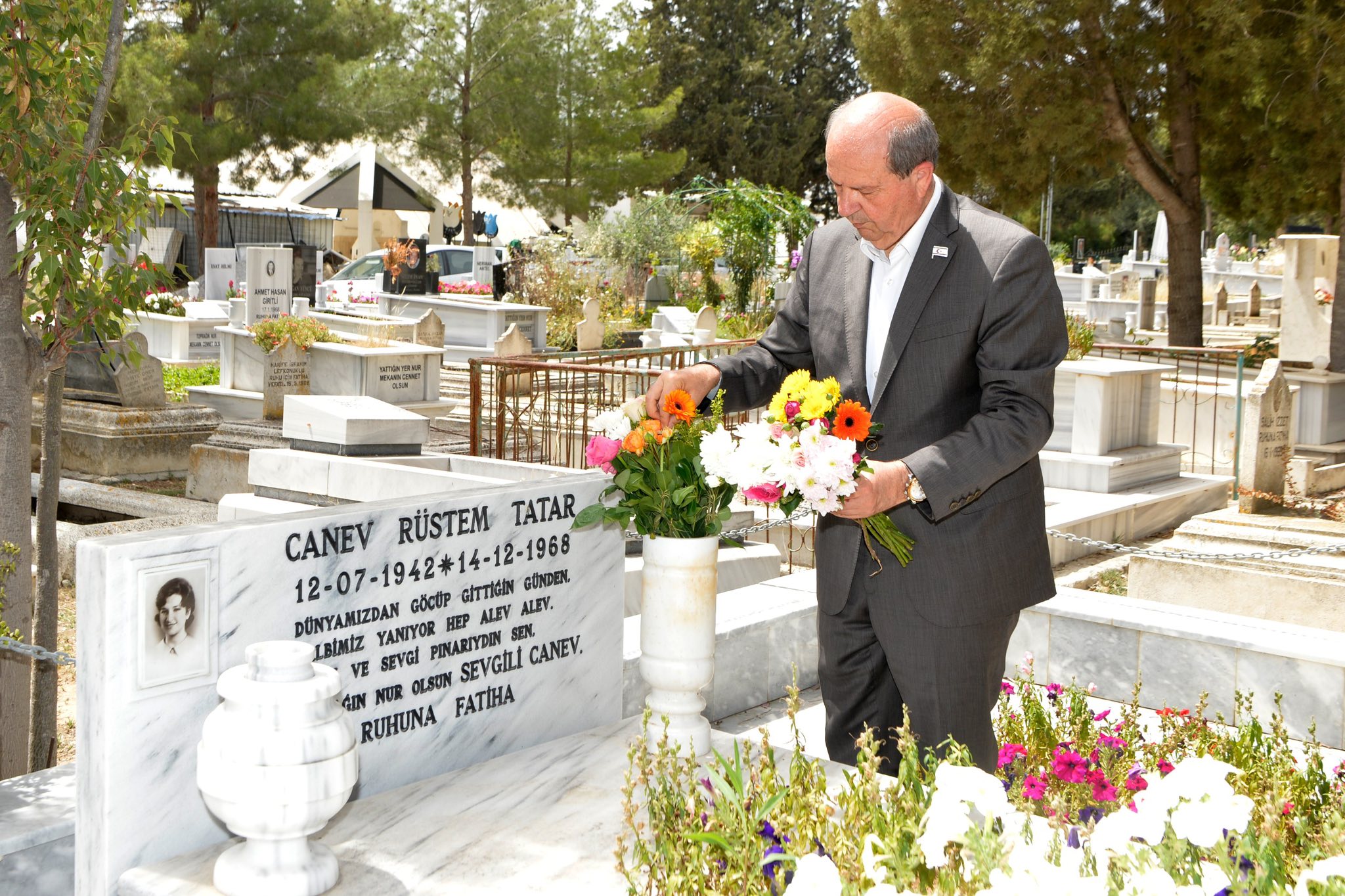 Tatar, annesi ve anneannesinin mezarlarını ziyaret etti